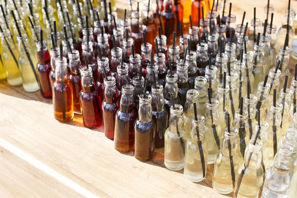 Cócteles con alcohol, tragos en botellas — Foto de Stock