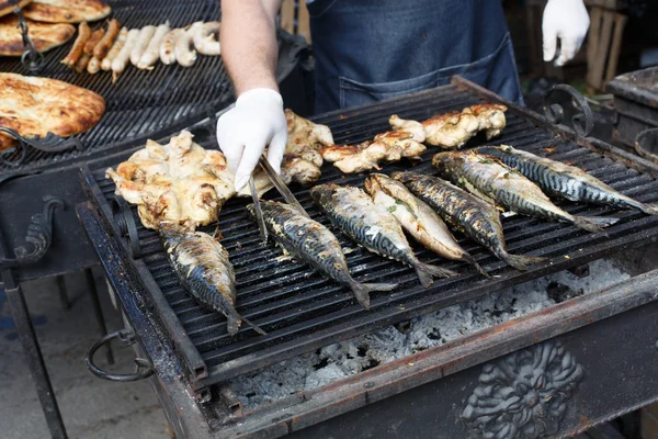 Makreel vissen en tabaka bij bbq gegrilde kip — Stockfoto