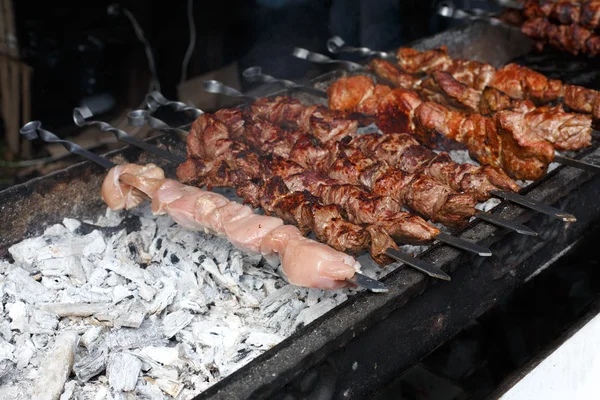 牛肉和鸡肉的烤肉串。新鲜肉类在烧烤，烧烤 — 图库照片