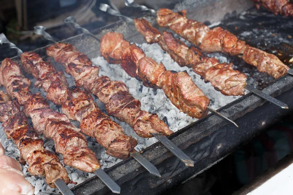 牛肉烤肉串。新鲜肉类在烧烤，烧烤 — 图库照片