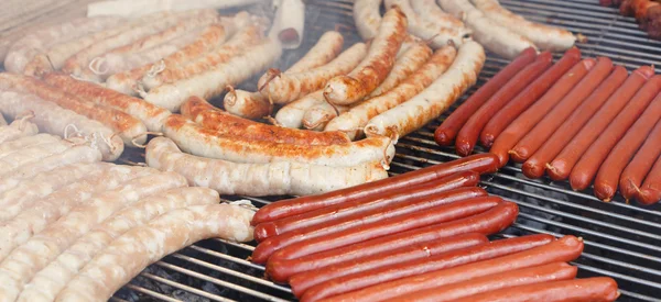 Comida rápida en la calle, salchichas a la parrilla en la barbacoa —  Fotos de Stock