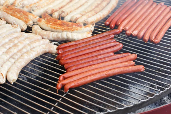 Comida rápida en la calle, salchichas a la parrilla en la barbacoa —  Fotos de Stock