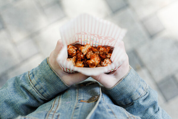 Ребенок с кукурузой в руках, вид сверху, POV
