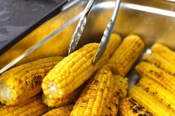 Mazorcas de maíz frescas cocinadas en parrilla barbacoa — Foto de Stock