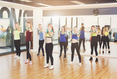 Grup genç kadını fitness sınıfı