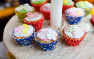 Festival şeker bar masa ile cupcakes hizmet