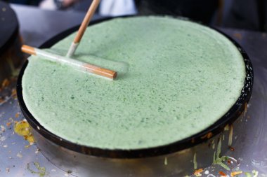 Satıcı ıspanaklı krep açık havada yapıyor