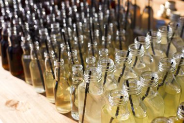 Alkol kokteyller, içki şişeleri içinde çekim