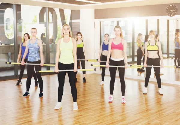 Grupo de jovens mulheres na aula de fitness — Fotografia de Stock