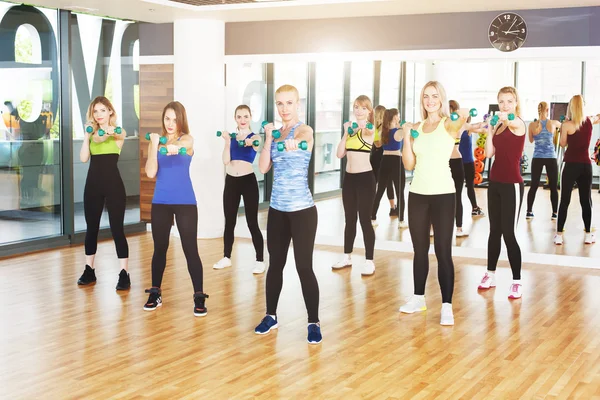 Grupo de jovens mulheres na aula de fitness — Fotografia de Stock