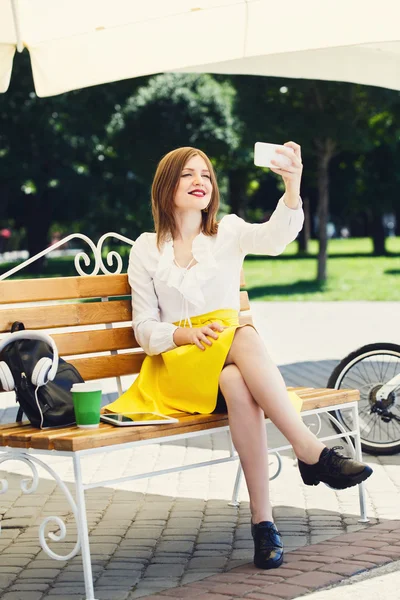 Mujer joven con tableta PC en el parque — Foto de Stock