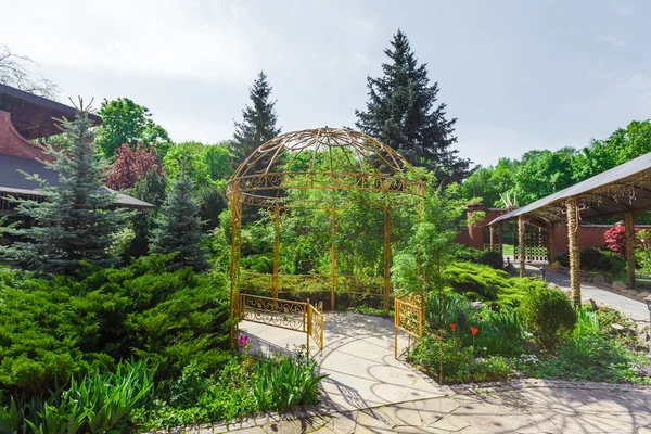 Progettazione del paesaggio, percorso del giardino al gazebo — Foto Stock