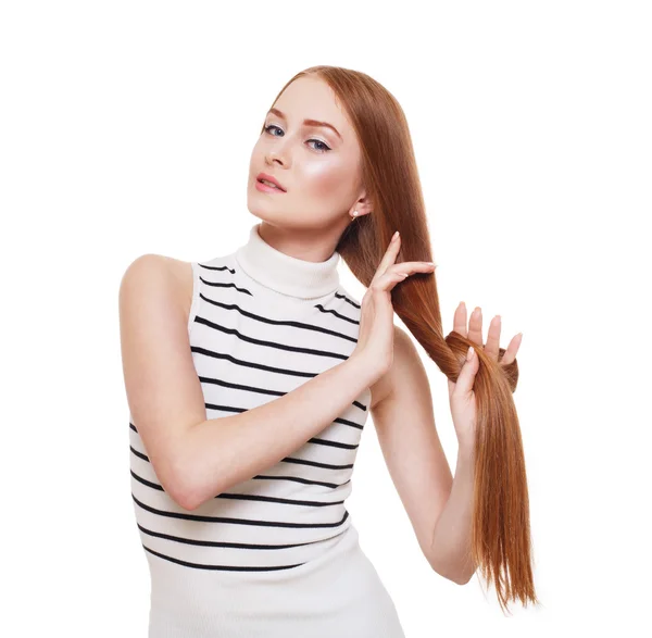 Femme rousse avec un portrait de cheveux fort et sain — Photo