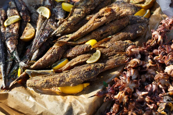 Skaldjur, fisk, bläckfisk grillad på grill — Stockfoto