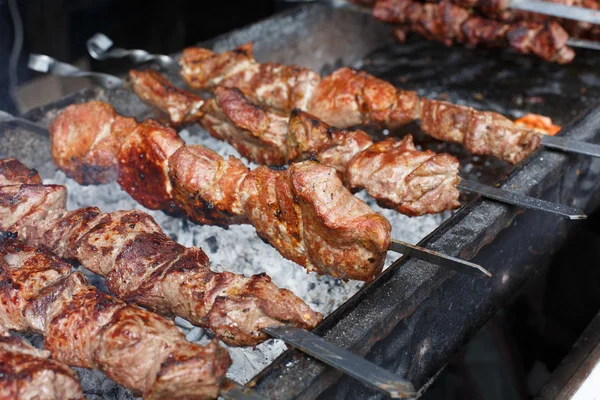 Rundvlees kebab. Vers vlees op de grill, bbq — Stockfoto