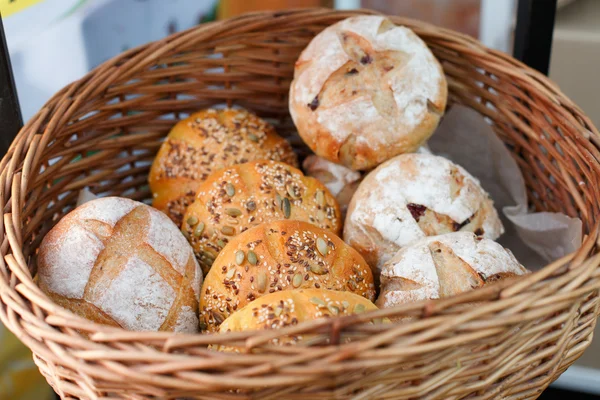 Свіжі домашні хлібні хліби в кошику — стокове фото