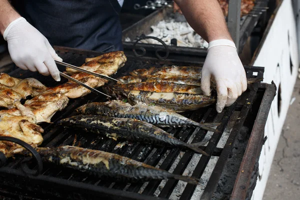 バーベキューで魚のサバとチキンの tabaka 焼き — ストック写真