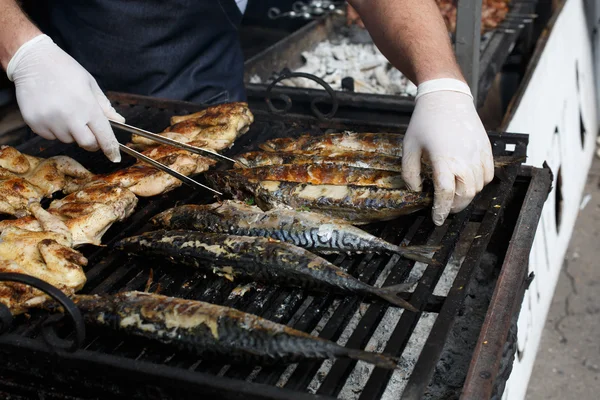 Sgombri di pesce e tabaka di pollo alla griglia al barbecue — Foto Stock