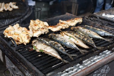 Balık uskumru ve tavuk tabaka Barbekü Izgara