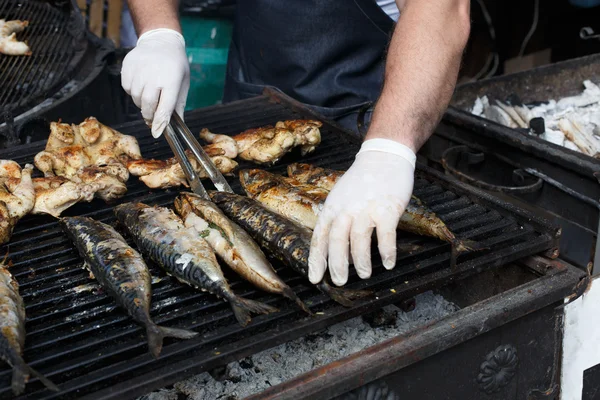 Sgombri di pesce e tabaka di pollo alla griglia al barbecue — Foto Stock