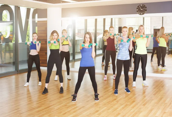 Grupo de mujeres jóvenes en la clase de fitness — Foto de Stock