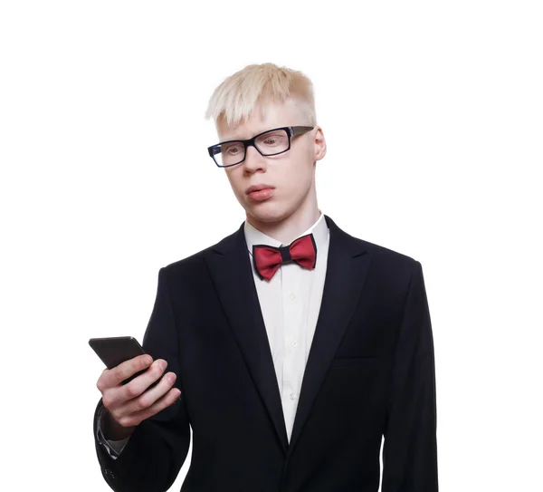 Mobil izole ile takım elbiseli Albino genç adam. — Stok fotoğraf