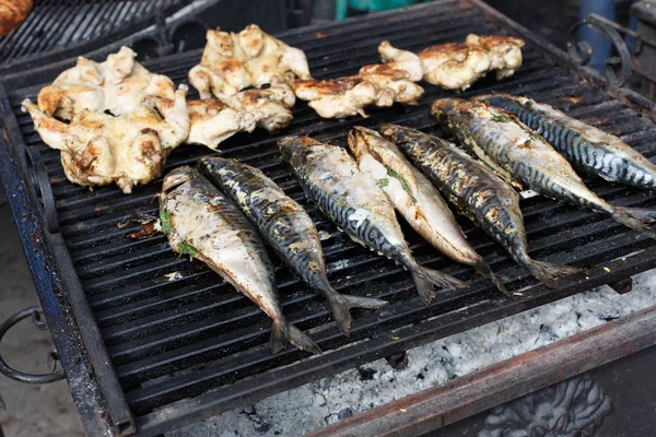 Balık uskumru ve tavuk tabaka Barbekü Izgara — Stok fotoğraf