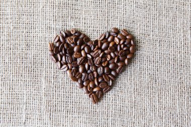 Çuval bezi doku kahve çekirdekleri kalp şeklinde