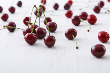 Beyaz ahşap zemin üzerinde tatlı taze kiraz