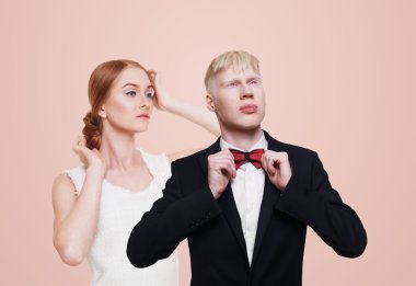 Lüks giysiler izole iyi giyimli çift