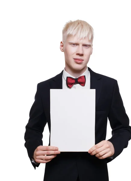 Albino jovem de terno com folha de papel isolado . — Fotografia de Stock