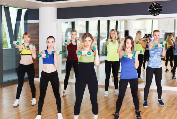 Grupo de mujeres jóvenes en la clase de fitness — Foto de Stock