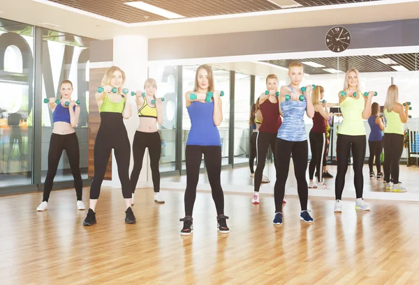 Grupa młodych kobiet w klasie fitness — Zdjęcie stockowe