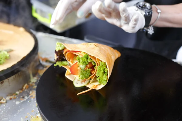 Vendor making crepe with vegetables outdoors — Stock Photo, Image