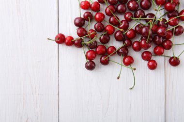 Beyaz ahşap zemin üzerinde tatlı taze kiraz