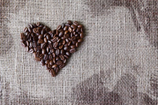 Çuval bezi doku kahve çekirdekleri kalp şeklinde — Stok fotoğraf