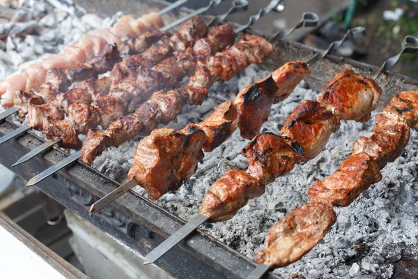 Rundvlees kebab. Vers vlees op de grill, bbq — Stockfoto