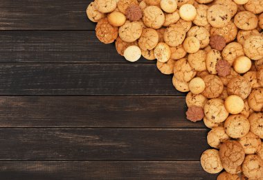 Kurabiye ve bisküvi, kahverengi ahşap kopya alanı ile