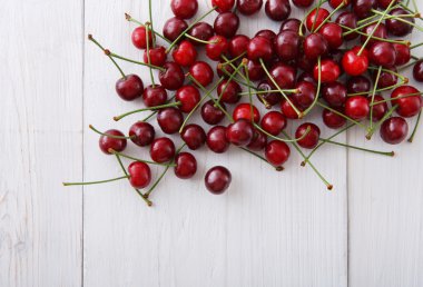 Beyaz ahşap zemin üzerinde tatlı taze kiraz