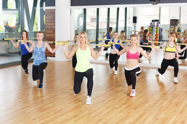 Grupo de mujeres jóvenes en la clase de fitness —  Fotos de Stock