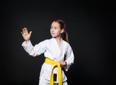 Sarı kuşak Haritayı duruşu ile karate elbiseli kız çocuk