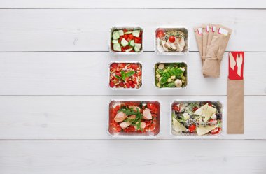 Sağlıklı gıda götürün kutularında, ahşap, üstten görünüm