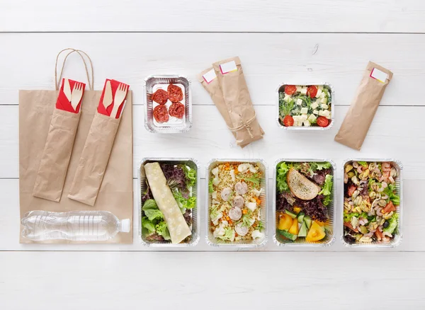 Comida saludable para llevar en cajas, vista superior a la madera — Foto de Stock