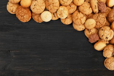 Kurabiye ve bisküvi, siyah ahşap kopya alanı ile