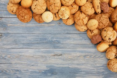 Kurabiye ve bisküvi, mavi ahşap kopya alanı ile