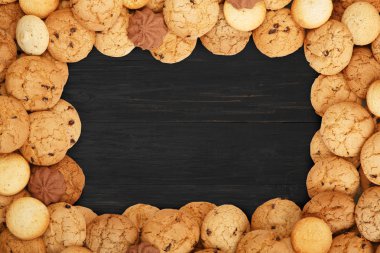 Kurabiye ve bisküvi, siyah ahşap kopya alanı ile