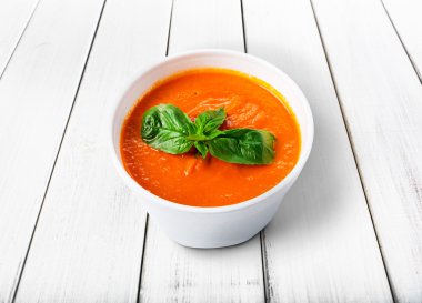 Sıcak yemek dağıtım - izole domates gazpacho çorbası