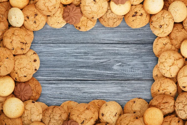 Biscoitos e biscoitos em madeira azul com espaço de cópia — Fotografia de Stock