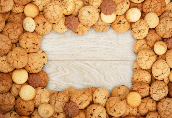 Biscoitos e biscoitos em madeira marrom natural com espaço de cópia — Fotografia de Stock