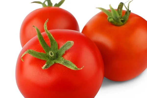 Τρεις ώριμες φρέσκες κόκκινες ντομάτες απομονωμένες σε λευκό φόντο — Φωτογραφία Αρχείου